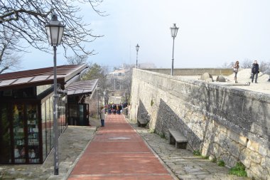 San Marino bir uçurumun üzerinde kale sokak
