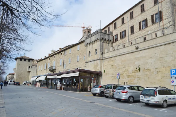 Fortezza su una scogliera a San Marino — Foto Stock