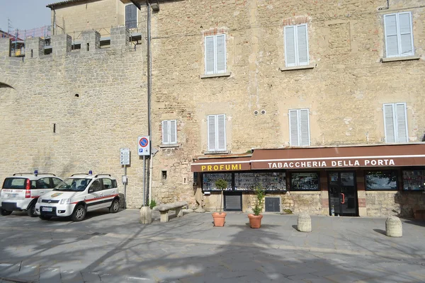 Muralla de la fortaleza en un acantilado en San Marino — Foto de Stock