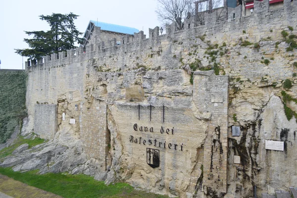 Parede de fortaleza em um penhasco em San Marino — Fotografia de Stock