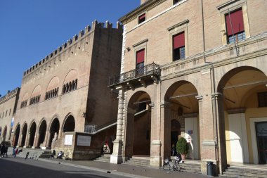 Piazza Cavour üzerinde eski ortaçağ binaları