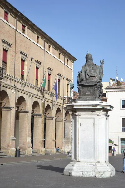 Antiguo edificio medieval en Piazza Cavour — Foto de Stock