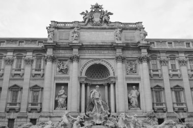 Trevi Çeşmesi (Fontana di Trevi).