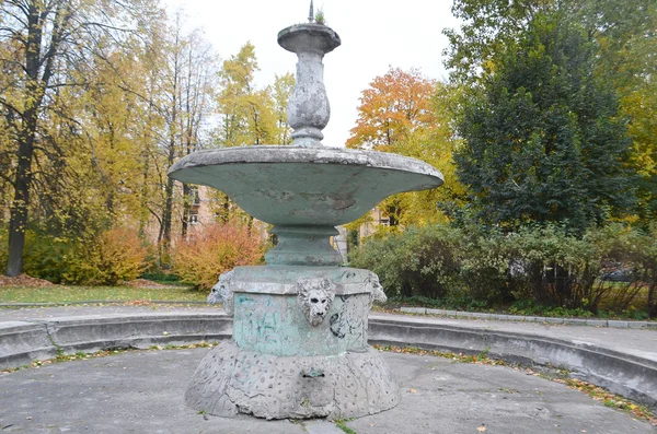 Alter zerstörter Brunnen. — Stockfoto