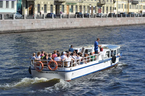 Pleasure boat on the Fontanka — Stock Photo, Image