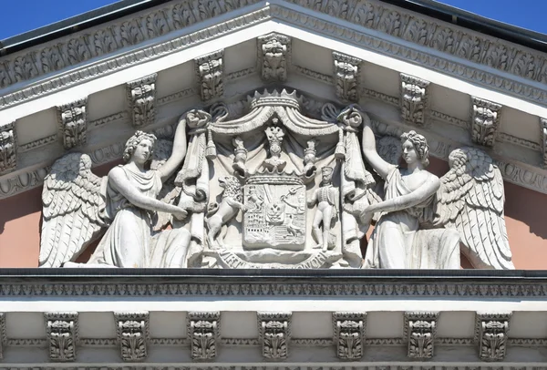 サンクトペテルブルクの宮殿のフロントン — ストック写真