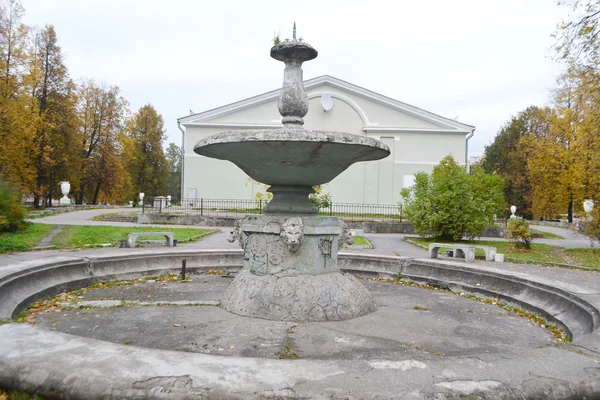 Stary zniszczony fontanna. — Zdjęcie stockowe