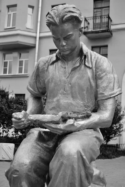 Scultura - un giovane che legge un libro . — Foto Stock