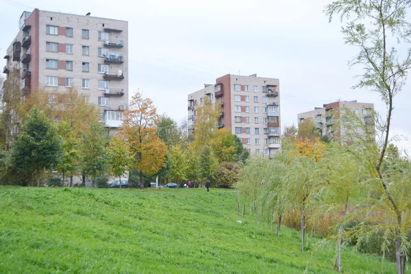 Ulica w mieście Metallostroy. — Zdjęcie stockowe