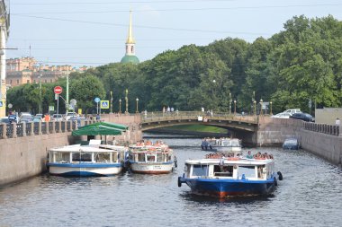 Kanaldaki zevk tekneler.