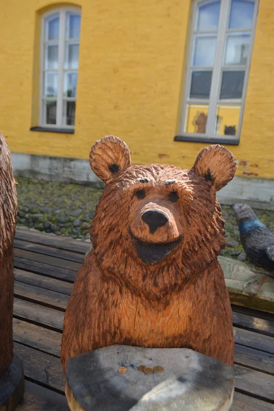 Houten sculptuur van een beer — Stockfoto