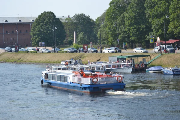 Pleziervaartuigen op het kanaal. — Stockfoto