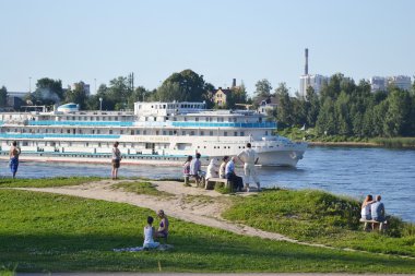 River cruise gemisi river neva üzerinde yelken.