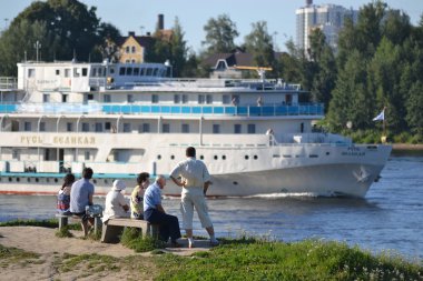 River cruise gemisi river neva üzerinde yelken.