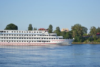 River cruise gemisi river neva üzerinde yelken.