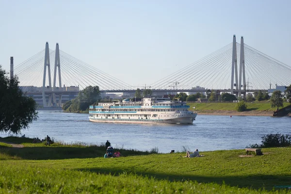 Crucero fluvial navegando por el río Neva . — Foto de Stock