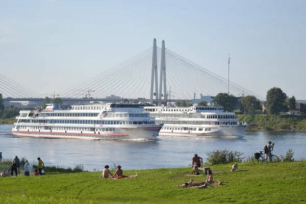 Rivier cruise schepen op de rivier neva. — Stockfoto