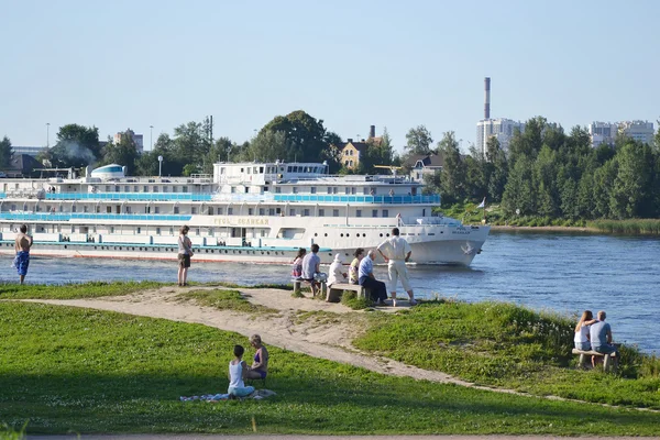 Floden kryssningsfartyg seglar på floden neva. — Stockfoto