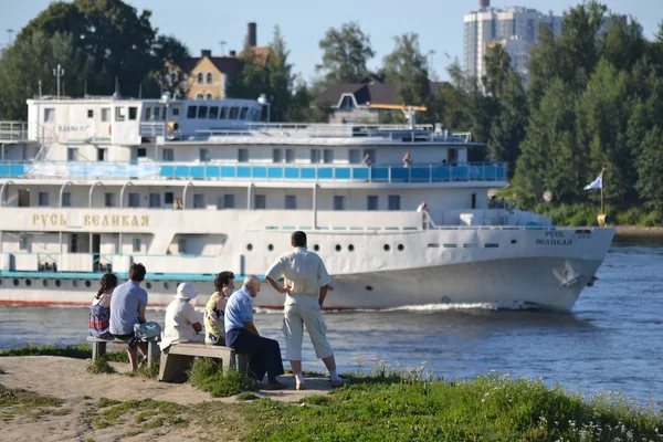 Navio de cruzeiro fluvial navegando no rio Neva . — Fotografia de Stock