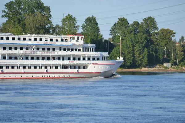 Floden kryssningsfartyg seglar på floden neva. — Stockfoto