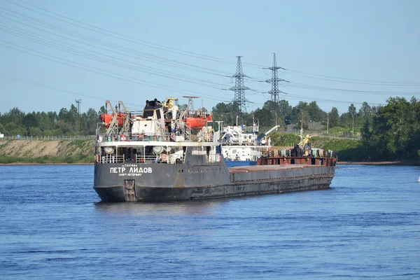 Cargo ship on the Neva river. — Stock Photo, Image