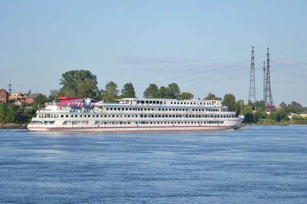 Crucero fluvial navegando por el río Neva . — Foto de Stock