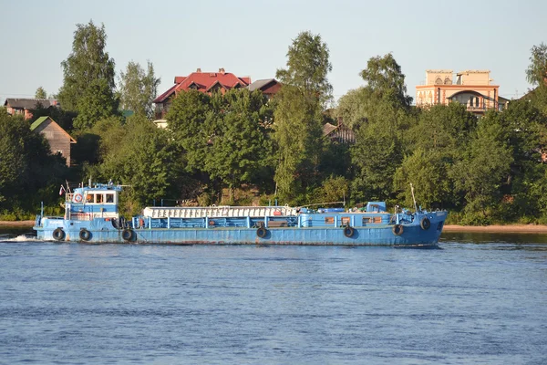 Nákladní loď na řece Něvě. — Stock fotografie