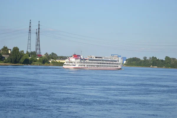 Crucero fluvial navegando por el río Neva . — Foto de Stock