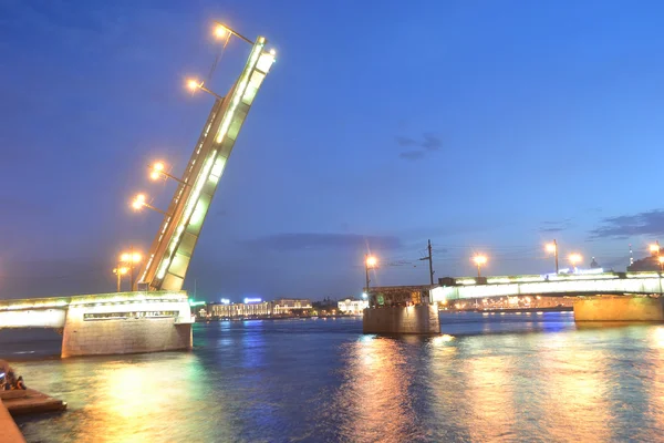 Dreifaltigkeitsbrücke bei Nacht — Stockfoto