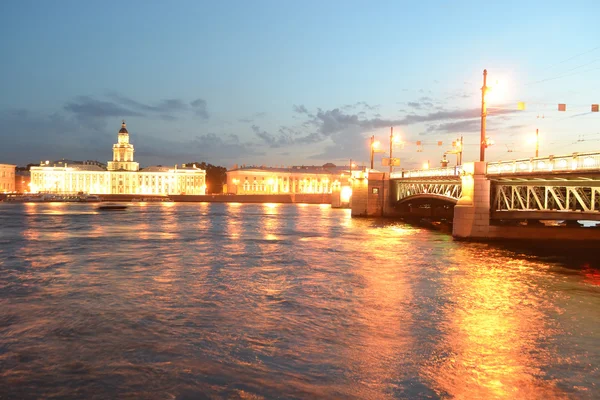 Palace Bridge ve kabine ilginç bir — Stok fotoğraf