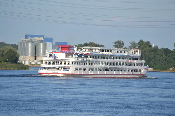 Floden kryssningsfartyg seglar på floden neva. — Stockfoto