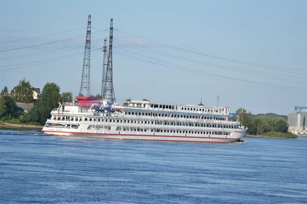 Crucero fluvial navegando por el río Neva . — Foto de Stock