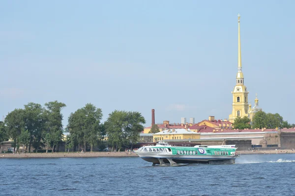 Meteor, draagvleugelboot boot in Sint-Petersburg. — Stockfoto