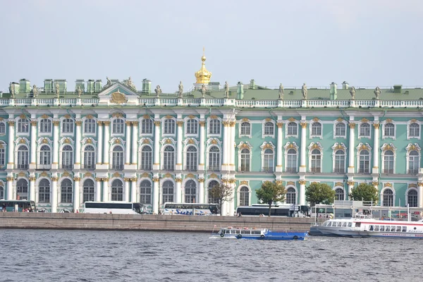 Palacio de invierno en San Petersburgo . —  Fotos de Stock