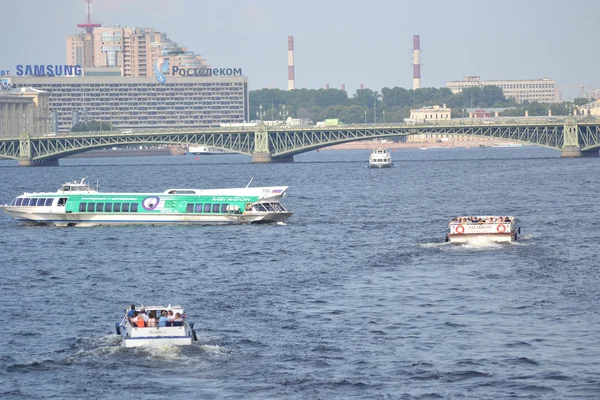 Výletní lodě na řece Něvě. — Stock fotografie