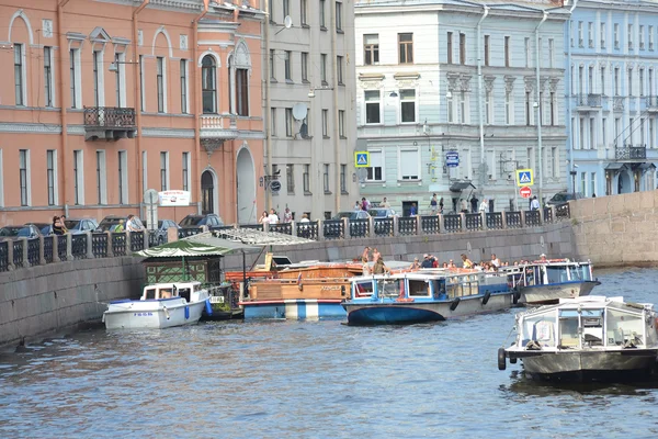 Bateaux de plaisance sur le canal . — Photo