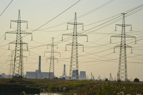 Paisaje de verano con línea eléctrica — Foto de Stock