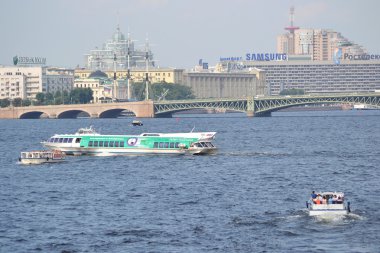Neva Nehri üzerinde zevk tekneler.
