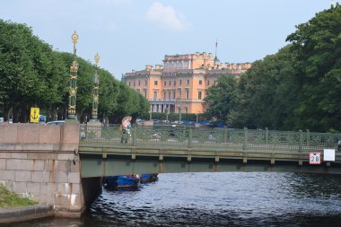 Mikhailovsky Kalesi ve ikinci Sadoviy Köprüsü