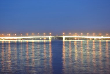 neva Nehri, gece manzarası