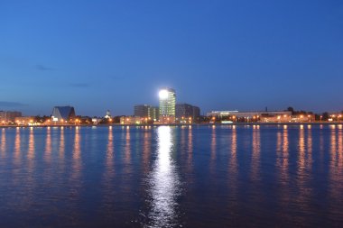 neva Nehri, gece manzarası
