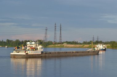 neva Nehri üzerindeki yük gemisi.