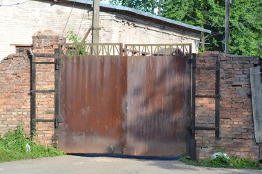 eski paslı kapısı