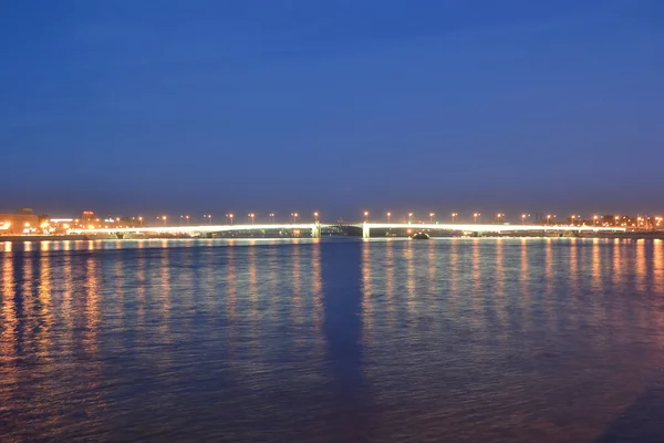 Blick auf den Fluss Neva bei Nacht — Stockfoto