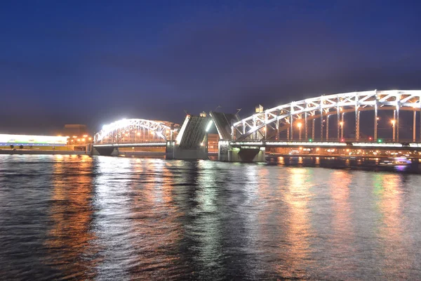 Petr Veliký most v noci — Stock fotografie