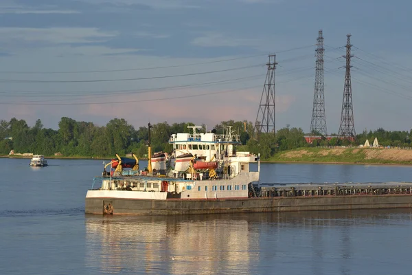 Lastfartyg på floden neva. — Stockfoto