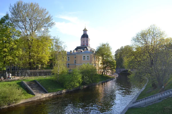 Monastyrka 川とアレクサンドル ネフスキー修道院の景色 — ストック写真