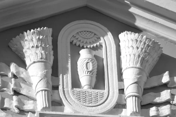 Bas-relief on building, Metallostroy. — Stock Photo, Image