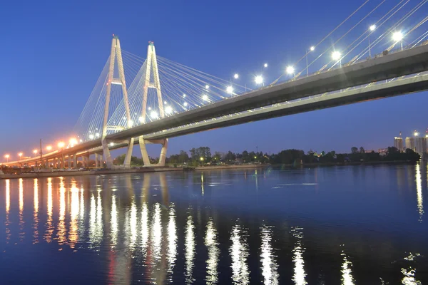 Pont suspendu par câble la nuit — Photo