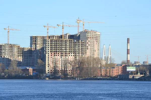 Embankment del río Neva, afueras de San Petersburgo . — Foto de Stock